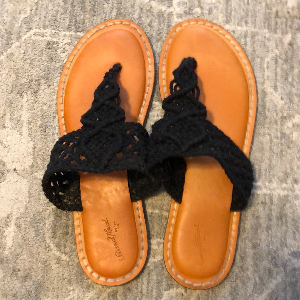 Black lace flip flop/ sandals size 8. Universal thread.